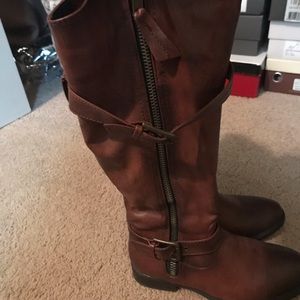 Light brown/tan boot.